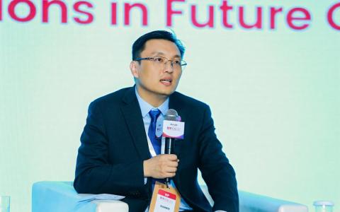 清华大学公共管理学院院长朱旭峰教授星期五（10月11日）上午在新中论坛上讲话。（联合早报）