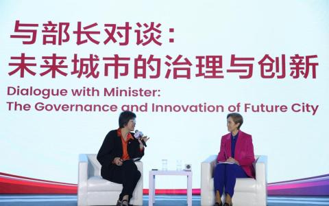 新加坡数码发展及新闻部长杨莉明（右）星期五早上在新中论坛与新报业媒体华文媒体集团社长李慧玲举行对谈。（联合早报）