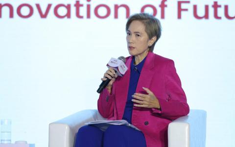 数码发展及新闻部长杨莉明星期五（10月11日）上午在苏州出席第六届新中论坛时重申，数码化的态度应是数码为先，而不是数码唯一。（联合早报）