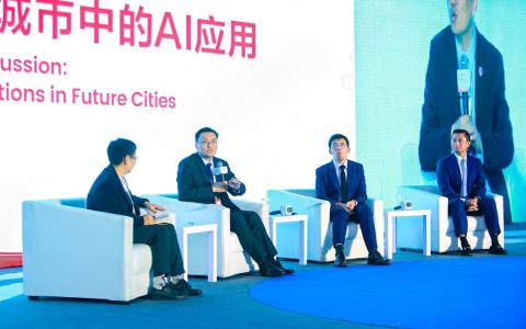 清华大学公共管理学院院长朱旭峰（左二起）、新加坡首席人工智能官何瑞敏博士以及新加坡数字绿色交易所集团和绿动资本董事长白波博士，星期五（10月11日）在苏州举行的新中论坛上，围绕“未来城市中的AI应用”主题展开讨论。这场主题讨论由《联合早报》执行总编辑韩咏梅（左一）主持。（联合早报）