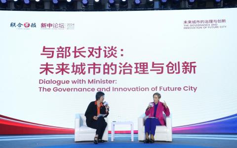 数码发展及新闻部长杨莉明（右）星期五（10月11日）在新中论坛上，与新报业媒体华文媒体集团社长李慧玲对谈。（联合早报）