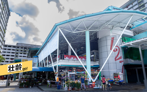 大巴窑1巷第127座熟食中心一楼是巴刹，二楼有约40个美食摊位。（特约骆辉煌摄）