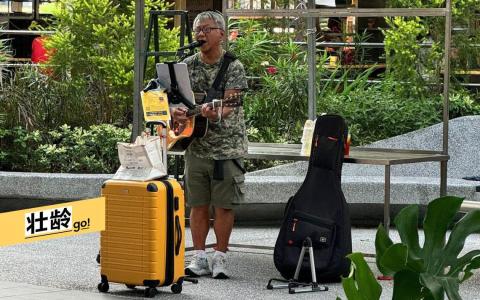 林国华每周会在街头表演两到三次，为充实退休生活，也为大众带来欢乐。（受访者提供）