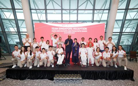 新加坡体育理事会在体育城设宴，慰劳与答谢我国奥运与残运健儿，尚达曼总统伉俪（中间二人）作为特别嘉宾现身活动。文化、社区及青年部长兼律政部第二部长唐振辉（后排左六）、全国奥理会主席兼永续发展与环境部长傅海燕（后排右四）、文化、社区及青年部高级政务次长蔡瑞隆（后排右二）和全国残奥理事会主席张许淑敏博士（后排左三）也都出席了活动。（郑一鸣摄）