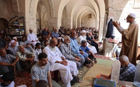 10月18日，加沙城民众在加沙大回教堂参加星期五祈祷。这座始建于13世纪的回教堂在以哈冲突中损毁。（法新社）