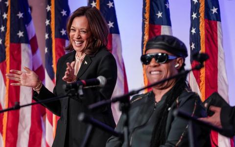 美国著名黑人视障唱匠史提夫旺德（Stevie Wonder）10月20日为哈里斯献唱生日快乐歌，并呼吁选民在投票时“从大处着眼”。（路透社）