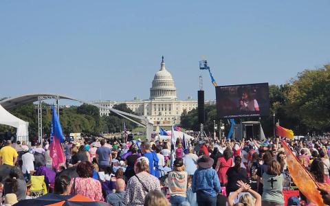 10月12日，右翼宗教团体号召数万人在美国华盛顿林肯纪念堂和国会大厦（背景）之间的国家广场举行集会，反对堕胎权和同性婚姻等。（蓝云舟摄）