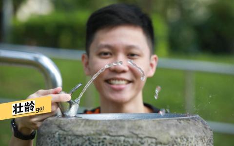 多喝水对健康有益，但并非喝得越多越好。