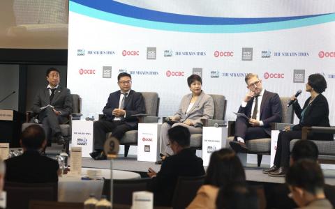 亚洲前瞻峰会之《海峡时报》对谈第一场专题对话上，暨南大学国际关系学院陈定定教授（左二起）、美国亚洲协会政策研究院顾问伯杰、华侨银行首席经济师林秀心和《海峡时报》美国分社社长巴加什里探讨美国当选总统特朗普第二个任期内可能出现的区域地缘政治变数。对话由《海峡时报》日本特派员沈茂贤（左一）主持。（陈斌勤摄）