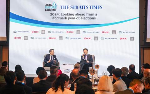 交通部长兼财政部第二部长徐芳达（右）在亚洲前瞻峰会之《海峡时报》对谈的炉边对话上说，新加坡仍会尝试向美国说明参与亚太区域事务的重要。活动于新加坡安达仕酒店举行，对话由《海峡时报》总编辑何仲伟主持。（陈斌勤摄）