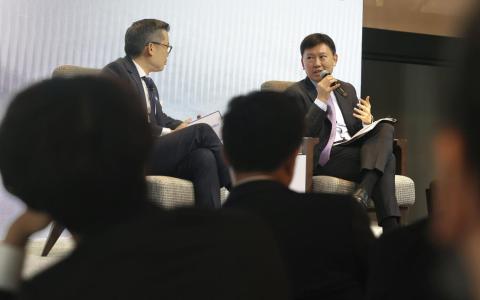 交通部长兼财政部第二部长徐芳达（右）在炉边对谈上，回应主持人、《海峡时报》总编辑何仲伟（左）以及现场观众有关国际秩序、中美关系、国内政治和互联互通等课题的提问。（陈斌勤摄）