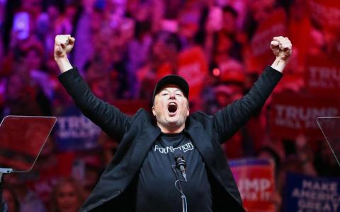 美国科技大亨马斯克在特朗普竞选总统期间鼎力相助，图为10月27日，他在纽约一场竞选集会上为特朗普造势。（法新社）