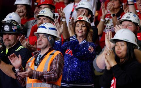 特朗普支持者穿上反光背心和安全帽，象征特朗普获得工人阶级的支持。（法新社）