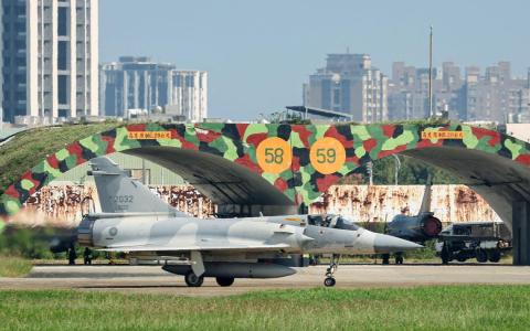 地缘政治观察家认为，台海在近期爆发冲突的风险不大，但会逐渐增加。图为中国解放军10月14日在台湾周边海空域展开围台军演当天，摄于台湾新竹空军基地的幻象2000战机。（法新社）