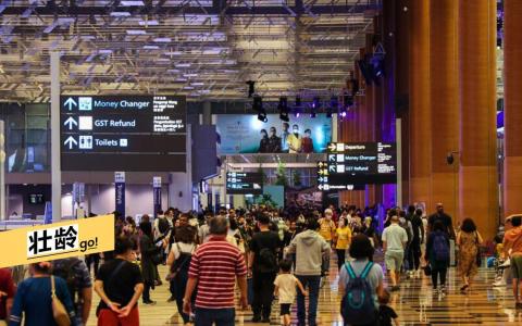 年底是旅游旺季，慢性疾病患者出国玩的同时也要把健康照顾好。（ 白艳琳摄）