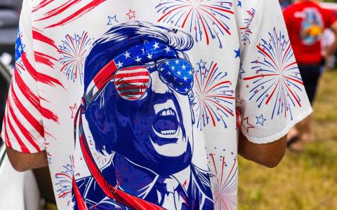 11月17日，美国当选总统特朗普的支持者参加在佛罗里达州西棕榈滩举行的特朗普胜利游行。（法新社）