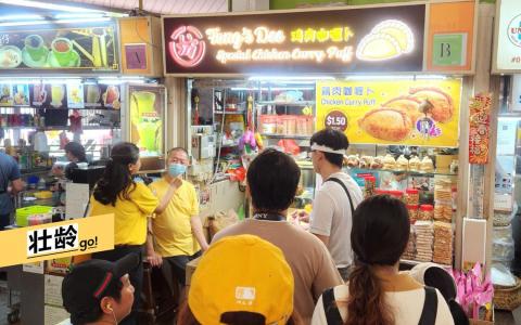 坊利鸡肉咖喱卜老板许明德（戴口罩者），分享经营咖喱卜生意的苦与乐。（陈爱薇摄）