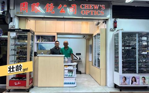 大牌144的周眼镜公司刚完成30多年来的首次装修，创办人周经虎（右）现已把生意交给外甥骆杰克（左）打理。（陈映蓁摄）