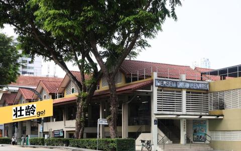 建于1975年的白锡熟食中心有66个熟食摊位，分布在两层楼。（邬福梁摄）