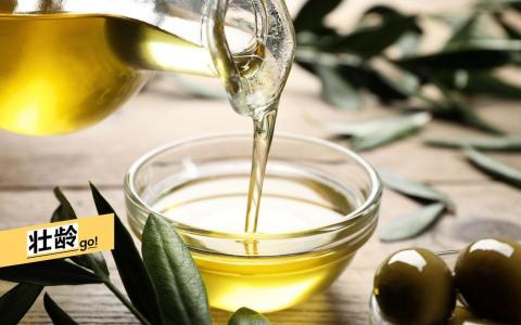 研究显示，每天摄取至少约7克橄榄油的人，死于失智症相关疾病的可能性降低28%。（iStock图片）