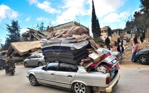 以黎停火第二天，为躲避战火而远走他乡的黎巴嫩人纷纷回到家乡。（法新社）