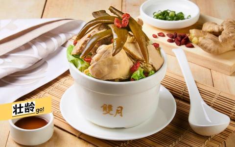 名为“阿甘剥皮辣椒鸡腿汤”的汤品，加入以青辣椒腌渍的剥皮辣椒，味道微辣甘香。（餐馆提供）