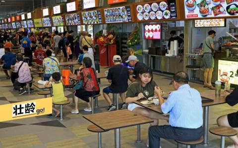 兀里村小贩中心有39个熟食摊和两个流动摊，老字号品牌和新颖料理同在一个屋檐下。（何炳耀摄）