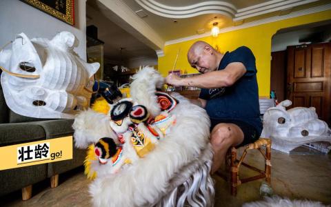 制作狮头的工序非常繁复，通常须耗上几个星期。（叶振忠摄）