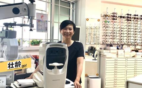 邻居对她在家里开眼镜店感到格外开心，总是说，你早就该搬回家！（吴佳芸摄）