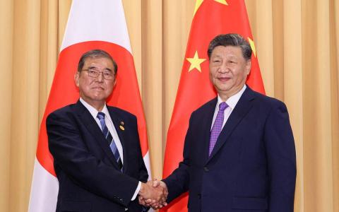 11月15日，日本首相石破茂（左）与中国国家主席习近平在秘鲁首都利马举行的亚太经合组织峰会会晤。（法新社）