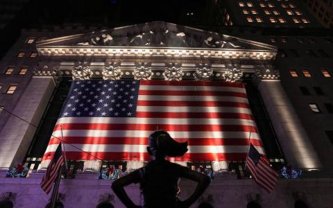 12月12日，美国当选总统特朗普预计将敲响纽约证券交易所的开市钟，庆祝自己被《时代》杂志评为“年度人物”，交易所门前矗立着“无畏女孩”雕塑。（路透社）