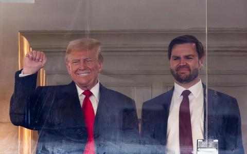 特朗普（左）和万斯下个月20日宣誓就职。图为上星期六（12月14日）两人在马里兰州观看一场橄榄球比赛。（法新社）