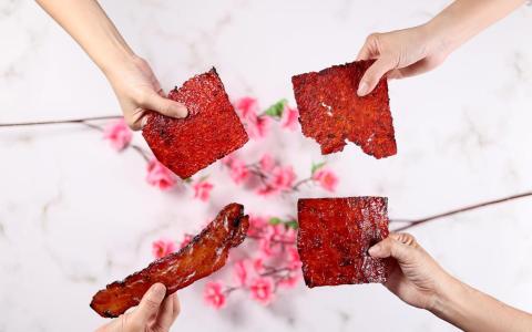 肉干是农历新年受欢迎的食品之一。左下角起，顺时钟：福王肉干、金华源肉干、金池肉干和西施肉干。（龙国雄摄）