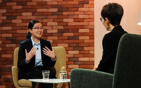 新加坡国立大学负责研究与科技的常务副校长刘斌教授接受《联合早报》副总编辑吴新慧（右）专访时指出，如果我们没有做任何改变，大概到2040年时，升温就可达到1.5摄氏度，也就是留给我们的时间已不多。（蔡家增摄）