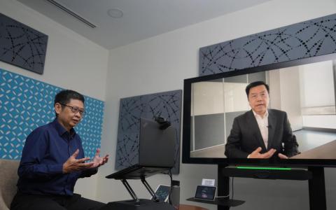 《联合早报》执行总编辑韩咏梅通过视讯，与人在北京的知名AI专家李开复畅谈未来十年的时代趋势。（谢智扬摄）