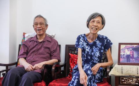 郭鸿均（左）和李美眉1965年结婚，今年和60岁的新加坡一起庆祝60周年钻石婚。（白艳琳摄）