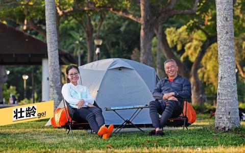 林来福（右）和吴盈莹把露营当做一种生活方式。（陈渊庄摄）