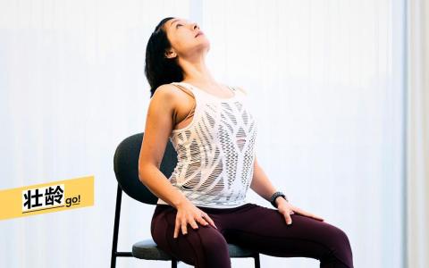 合格导师Audrey D’Cotta（奥利）示范有助舒展筋骨动作。（龙国雄摄）