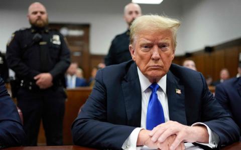 美国前总统特朗普去年5月在纽约出庭聆讯。他被指为了隐瞒向一成人电影女星支付13万美元“封口费”而伪造商业记录。（法新社）