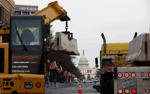 美国当局在国会认证选举结果前加强安保措施。图为工人星期天（1月5日）在国会大厦附近的宾夕法尼亚大道上设置路障。（法新社）