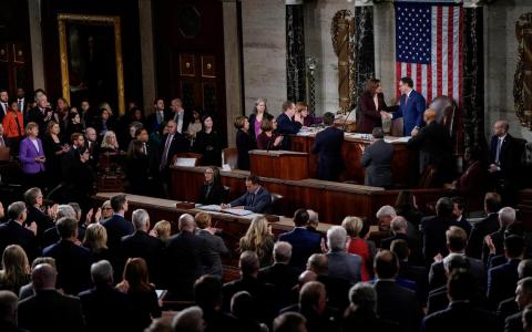 美国国会1月6日点数选举人票，依照选举程序和平进行，主持会议的副总统哈里斯与众院议长约翰逊在会议上握手。（路透社）