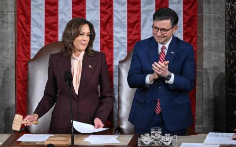 美国副总统兼参议院议长哈里斯（左）星期一（1月6日）在国会负责监督总统选举的认证工作。旁为众议院议长约翰逊。（法新社）