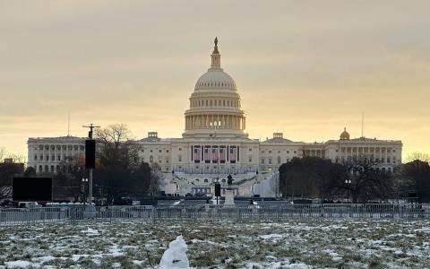 特朗普将于美东时间20日中午宣誓就职，届时气温预计为零下7摄氏度左右。图为17日，美国国会大厦前的国家广场已见积雪。（法新社）