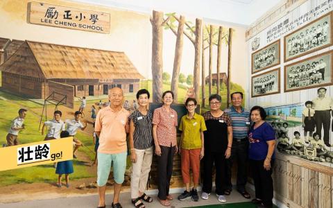 廖火土（左起）、王甜、杨秋莲、廖春花、卓水锦、王金鍊和胡金花，是励正学校不同时期的乒乓队代表。 （特约沈康雄摄）