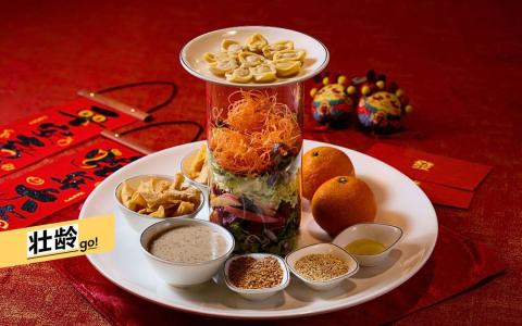 “环球厨神新春捞生”用的是小鲍鱼，搭配各种新鲜蔬菜。（龙国雄摄）