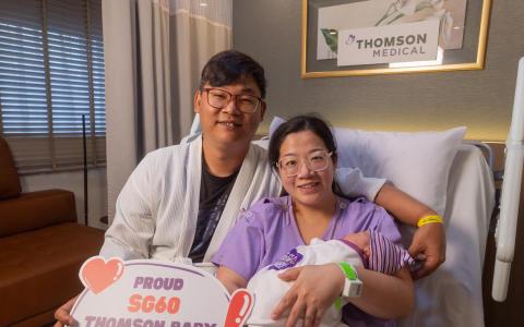 林国雄（左）和陈佳亮的第一个孩子在大年初一零时12分出生。夫妻俩已为刚诞生的女儿取名“林乐一”，她不只和父母同样肖蛇，也是SG60宝宝。（吴先邦摄）