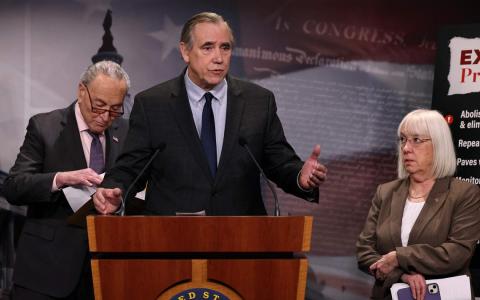 美国民主党参议员默克利（Jeff Merkley，中）1月23日在记者会上直言反对特朗普提名的沃特担任白宫管理和预算办公室主任。左一是参议院民主党领袖舒默，右一则是美国参议院拨款委员会的首席民主党代表默里。（法新社）