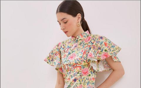 本地品牌Ans.ein的荷叶袖长裙旗袍，以百花王粉红牡丹为主角的百花图印在乳黄色布上，不用红就能生动地表现出年味。　（品牌提供）