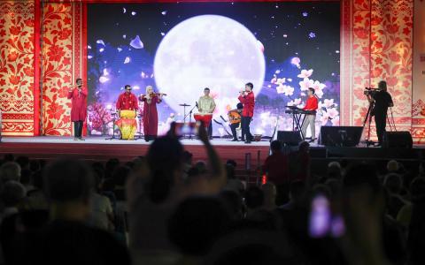 本地乐团yIN Harmony巧妙融合四大种族的传统乐器，如华族中国大鼓、印度鼓与笛子、马来鼓，以及西洋小提琴，演绎充满本地特色的《甘榜舞蹈》（Kampung Dance）和耳熟能详的《城里的月光》。（陈渊庄摄）