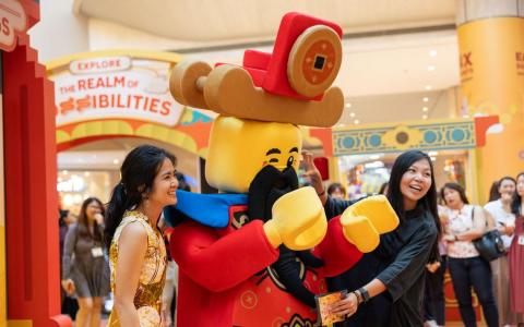 新春购物到新达城，不仅有机会遇到财神爷派送乐高主题贴纸，还可获得购物奖励，以及参加乐高游戏赢奖品。（图/新达城提供）